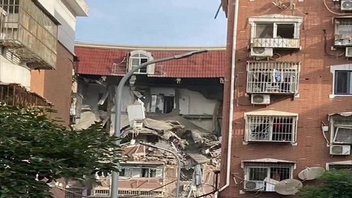 La explosión aún bajo pesquisa provocó severos daños a la fachada de la edificación.