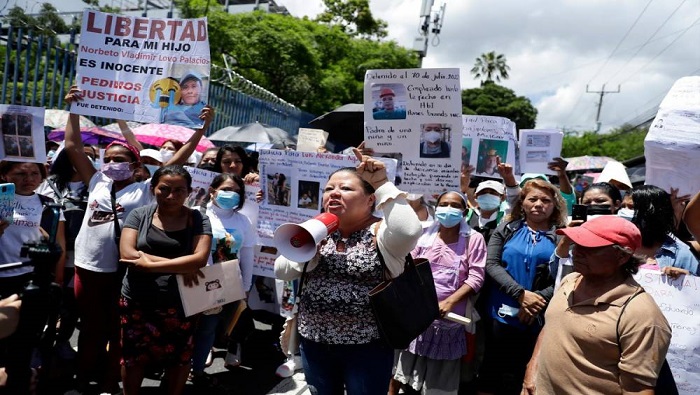 Cientos de familias reclaman libertad para sus parientes, injustamente encarcelados en El Salvador.
