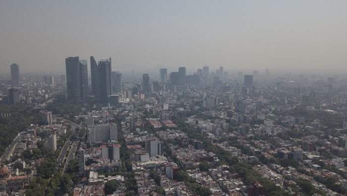 Vista general aérea de la Ciudad de México, que muestra altos indices de contaminación ambiental el 21 de mayo de 2022.