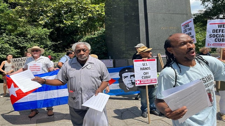Las muestras de solidaridad contemplaron una marcha este domingo frente a la estatua del Héroe Nacional cubano José Martí en el mítico Central Park de Nueva York.