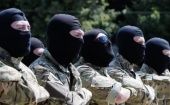  El batallón Azov, considerada una organización afin al nazismo, ha sido acusada de múltiples violaciones a los derechos humanos durante el sitio de Mariúpol.