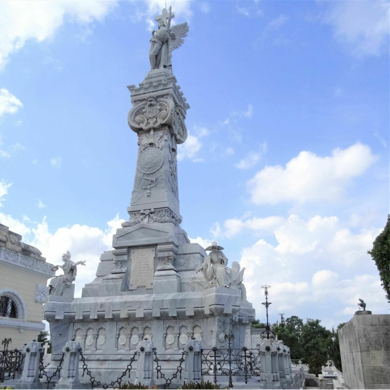 El monumento más alto y más grande del cementerio de Colón, en La Habana, es el que está dedicado a los bomberos cubanos.