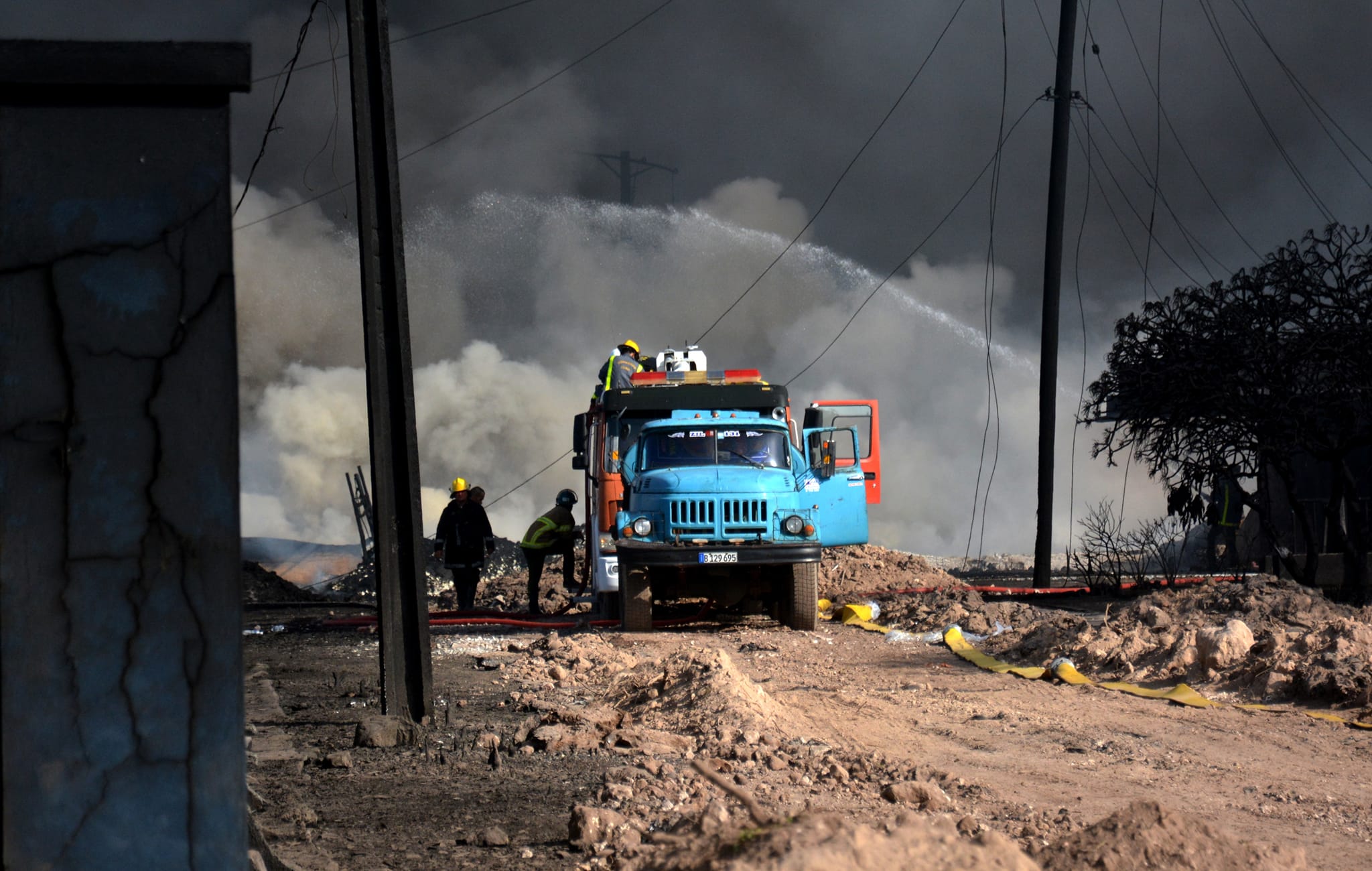 Los bomberos han trabajado durante 24 horas incansablemente para mitigar las llamas desde el pasado viernes.