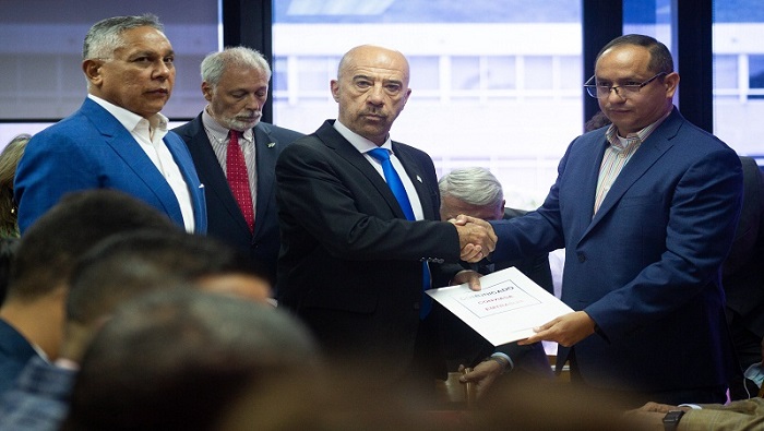 El embajador argentino en Caracas, Oscar Laborde (al centro), recibió el documento entregado por diputados de la Asamblea Nacional y trabajadores de Conviasa.