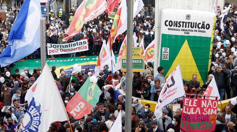  A menos de dos meses para la celebración de los comicios generales en Brasil, las críticas hacia el mandatario han aumentado ante sus pronunciamientos contra el Tribunal Superior Electoral. 