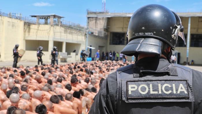 La Universidad Centroamericana presentó un informe sobre los 100 días de instauración del régimen de excepción en El Salvador y denunció la muerte de casi 60 personas bajo custodia policial.