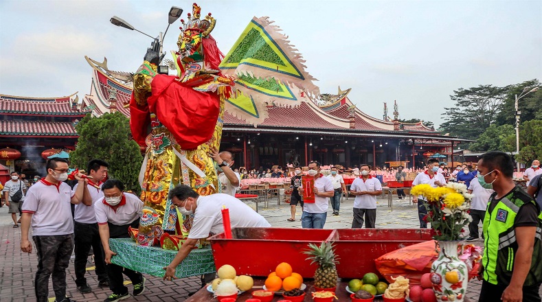 El Festival de los Fantasmas Hambrientos se celebra en Medan y consiste en una celebración sagrada originada a partir de leyendas budistas y taoístas.
