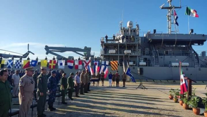 Como parte de la ceremonia de despedida, los elementos de la armada mexicana recibieron la Medalla de la Amistad y la Bandera de Proeza Laboral.