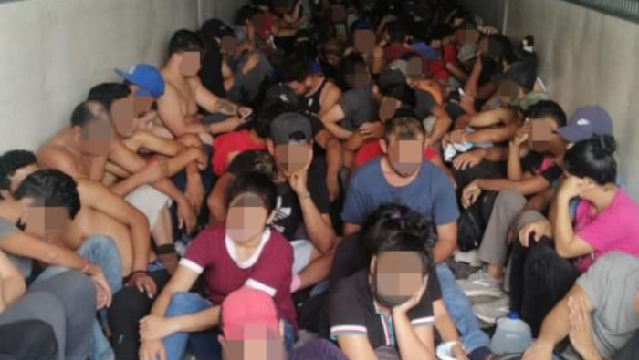 Un total de 2.900 migrantes son los que han sido rescatados tras desmantelar en el sector de Laredo, Texas, unas 150 “casas de seguridad”.