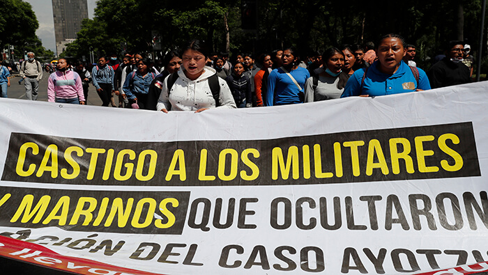 Familiares, estudiantes y activistas exigen el castigo contra los responsables de la desaparición de los 43 estudiantes de Ayotzinapa.