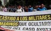 Familiares, estudiantes y activistas exigen el castigo contra los responsables de la desaparición de los 43 estudiantes de Ayotzinapa.