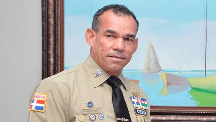 El vicealmirante Comprés fue jefe de la Dirección Nacional Antidrogas y viceministro de Defensa, entre otros cargos.