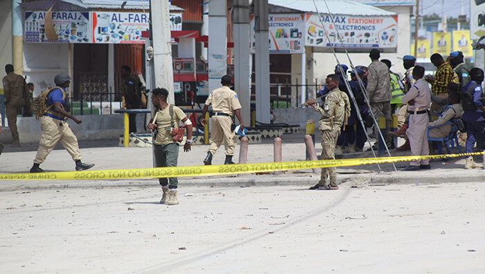 El grupo extremista somalí, Al Shabab, reivindicó el ataque al hotel que dejó al menos 20 muertos.