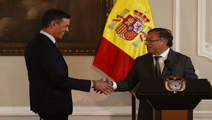 Pedro Sánchez (izquierda) comunicó a Gustavo Petro el interés de España de acoger conversaciones de paz entre el Gobierno colombiano y el ELN.