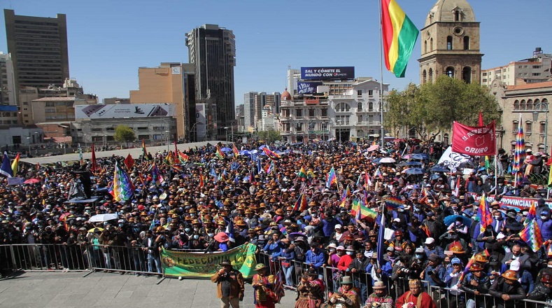 Gremios, organizaciones y movimientos sociales bolivianos realizaron este jueves una marcha para apoyar al Gobierno del presidente Luis Arce, en defensa de la democracia y la estabilidad económica del país, ante amenazas de intentos de desestabilización.