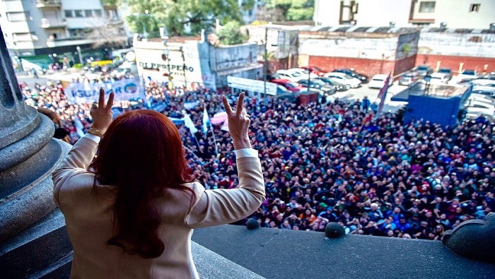La vicepresidenta Cristina Fernández de Kirchner está acusada de los delitos de administración fraudulenta y asociación ilícita por presuntamente haber direccionado la obra pública en la provincia patagónica de Santa Cruz