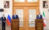 El jefe de la Diplomacia de Rusia saludó la propuesta de su homólogo iraní de fortalecer la cooperación parlamentaria y calificó de importante el papel de los parlamentos para la aprobación de documentos.