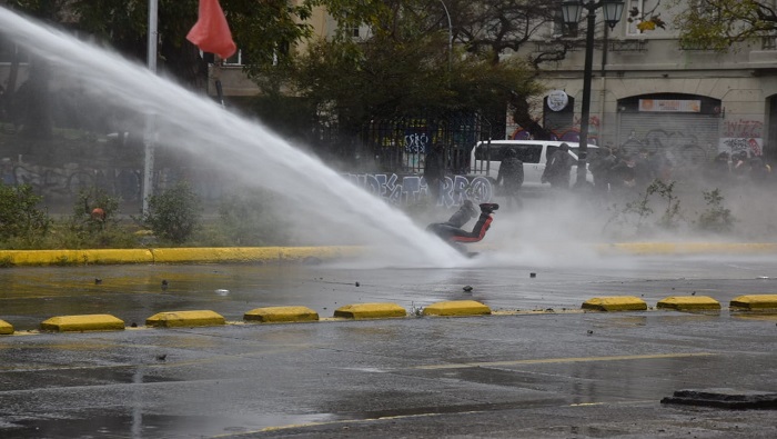 Carabineros usó carros lanza agua y bombas lacrimógenas contra los asistentes a la movilización.