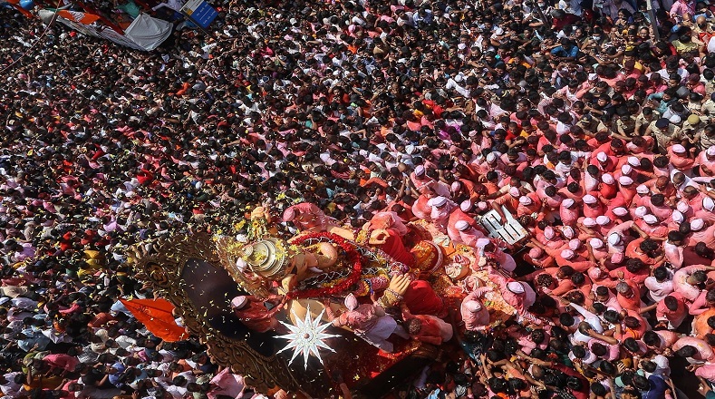 La celebración se puede realizar en cada hogar o en público con la comunidad, mediante la instalación de imágenes de arcilla de Ganesha en santuarios temporales (mandapas). Los vecinos limpian sus casas y atraen al ídolo con los miembros de la familia cantando shloka o versos religiosos.