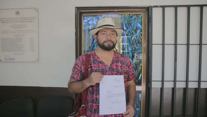 Carlos Choc fue acusado por la policía de incitación a la violencia mientras cubría una manifestación indígena en 2021.