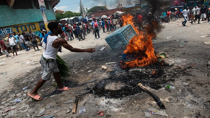 Los haitianos se han movilizado para expresar su rechazo a la decisión y exigir medidas para mejorar la situación del país.