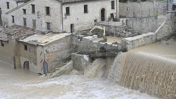 En Ancona tuvieron lugar numerosos deslaves de tierra, que al unirse con el agua desbordada del río Misa arrasaron algunos pueblos.