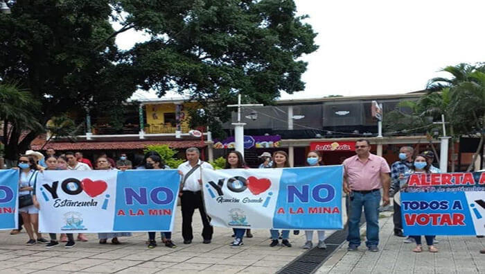 Organizaciones ambientalistas han llamado a la población a votar en contra del proyecto de la mina Cerro Blanco.