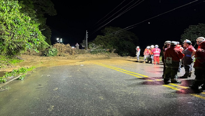 Personal de la Cruz Roja se trasladó al lugar del incidente y trabajó en el operativo de búsqueda y rescate de sobrevivientes en medio de la noche e incluso bajo lluvia.
