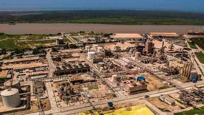En su portal web, Monómeros explica que hace sus operaciones "desde dos complejos industriales ubicados en los dos puertos más importantes de Colombia: el de Barranquilla frente al mar Caribe y el de Buenaventura a orillas del Océano Pacífico".
