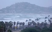 El Centro Nacional de Huracanes de Estados Unidos indicó que el huracán de categoría 4 mantenía vientos sobre los 215 kilómetros.