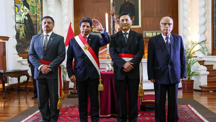 El presidente Castillo tomó juramento a los exmilitares como nuevos responsables de las carteras de Defensa y Comunicaciones.