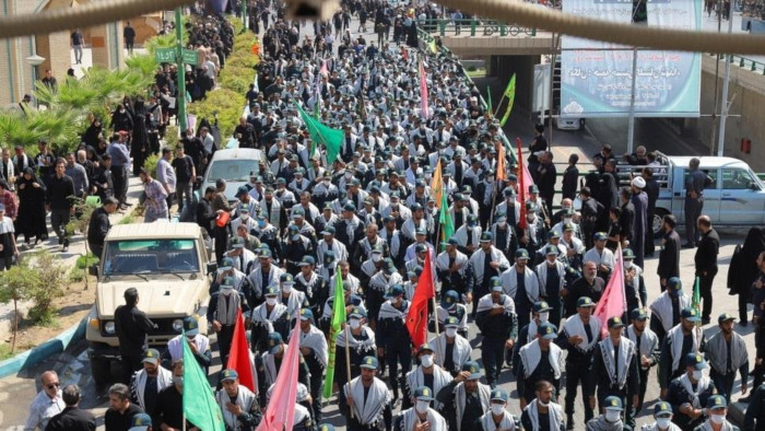 Las personas en la capital iraní, Teherán,realizan manifestaciones masivas con pancartas y cantando consignas para denunciar los últimos disturbios.