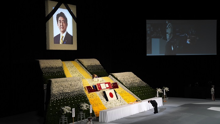El interior del recinto está ambientado con una imagen gigante de Abe y un arreglo floral que recuerda las montañas de Japón.