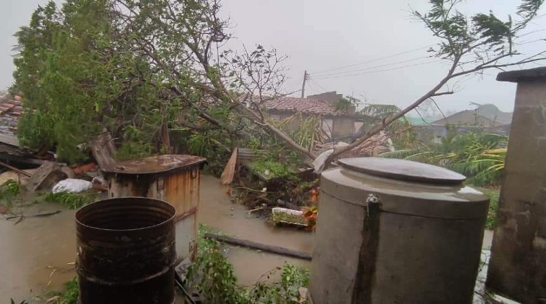 En el pueblo de Puerto Esperanza, al norte de Pinar del Río, por donde el ciclón salió al mar, registran la caída de árboles e inundaciones.