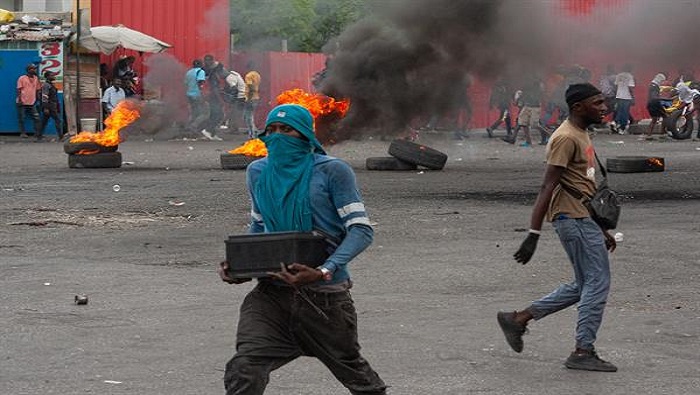 Las recientes protestas y disturbios se suscitaron luego de que el Gobierno haitiano dio a conocer que no continuará subsidiando los combustibles y les subió el precio, con lo cual también encareció los alimentos.
