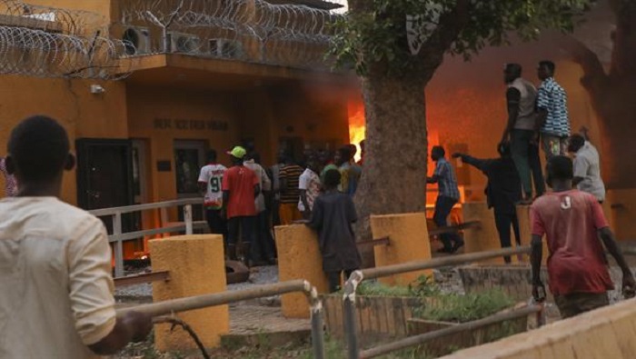 Los atacantes prendieron fuego a la sede diplomática.