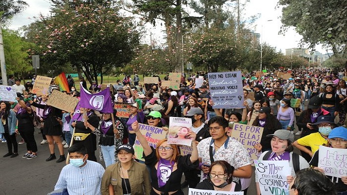 Organizaciones sociales exigen protección y justicia ante la violencia machista en Ecuador.