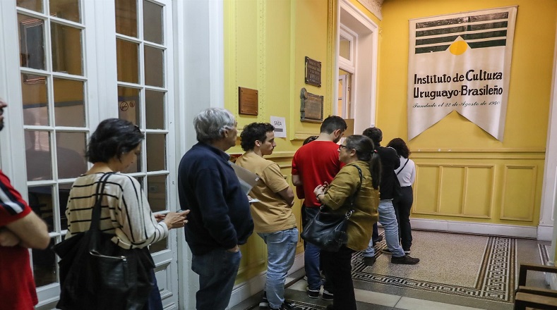 Brasileños residentes en otros países también acudieron a las urnas habilitadas en colegios electorales a tales efectos.