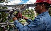 Linieros trabajan intensamente en la recuperación de redes eléctricas en Pinar del Río, Artemisa y La Habana, las más afectadas.