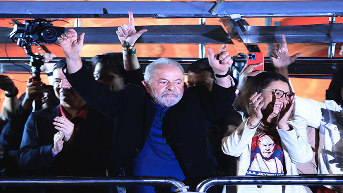 Lula da Silva celebra junto a sus simpatizantes los resultados de la primera vuelta electoral en Brasil.