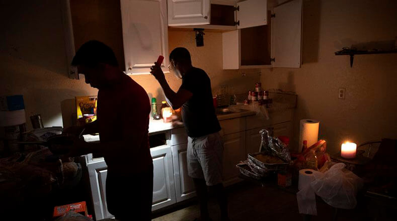 Las autoridades también han indicado que al menos unas 600.000 viviendas permanecen sin fluido eléctrico en el estado de Florida, hasta el momento.