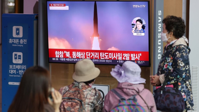 Un grupo de personas observa en Seúl noticias sobre el disparo de dos misiles realizados por Corea del Norte desde Pyongyang en la mañana del día 6 de octubre.