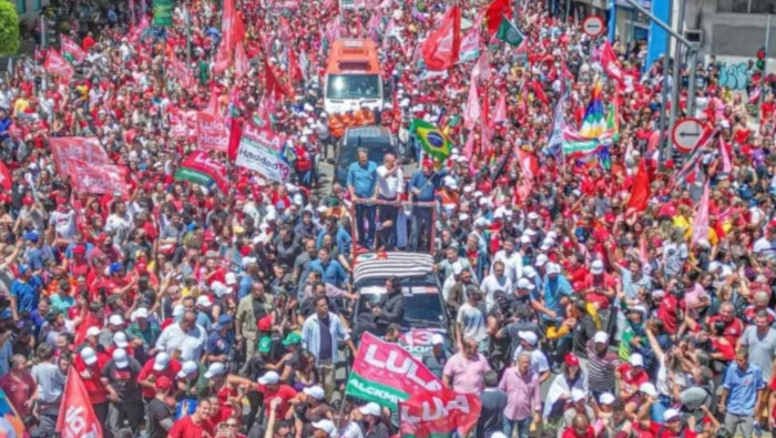 Lula consideró en rueda de prensa ofrecida en forma previa a la marcha que la disputa presidencial es una discusión entre democracia y dictadura.