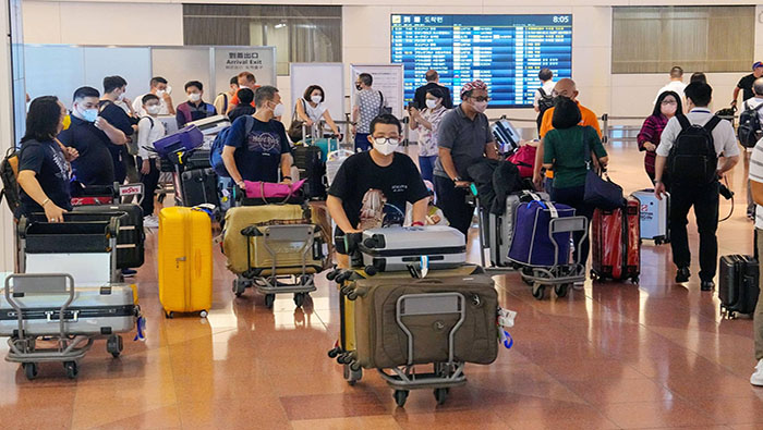 Turistas de varios países arriban al aeropuerto japonés de Kyodo.