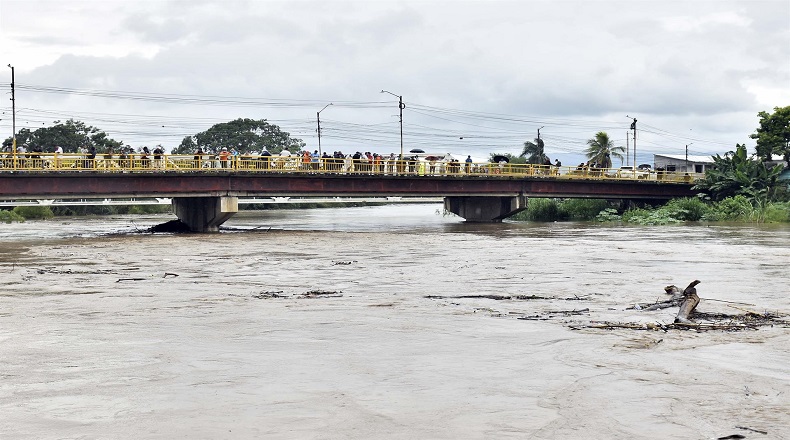 Aunque la tormenta tropical Julia no tocó tierra hondureña, dejó severas lluvias que propiciaron el aumento del caudal del río Chamelecón y numerosas comunidades quedaron incomunicadas ante la crecida de quebradas y arroyos.