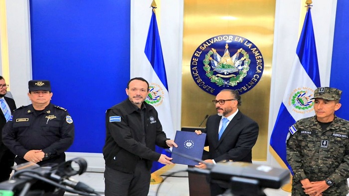 El director de la Policía Nacional Civil, el ministro de Defensa y el ministro de seguridad salvadoreño presentaron la solicitud de prórroga ante la Asamblea.