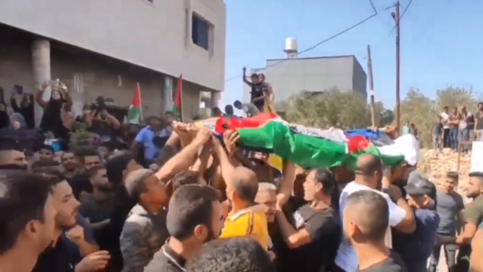 Muestras de dolar durante el funeral de Mujahid Daoud, asesinado a tiros por las fuerzas de ocupación israelí en la ciudad de Salfit.