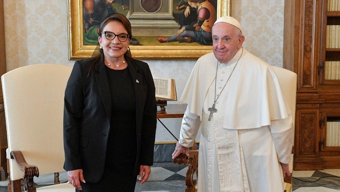 La mandataria obsequió al papa Francisco una estatua de Nuestra Señora de Suyapa, patrona de Honduras.