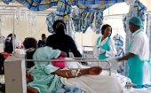 Personal sanitario atiende en la capital de Kenia a enfermos de cólera.