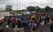 Cientos de migrantes exigen a las autoridades mexicanas la entrega de permisos para seguir su camino hacia EE.UU.